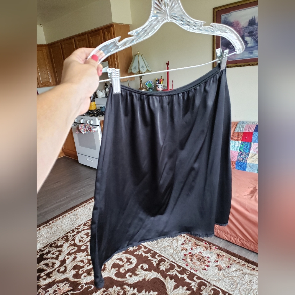 Sexy vintage black satin slip skirt - Picture 4 of 8